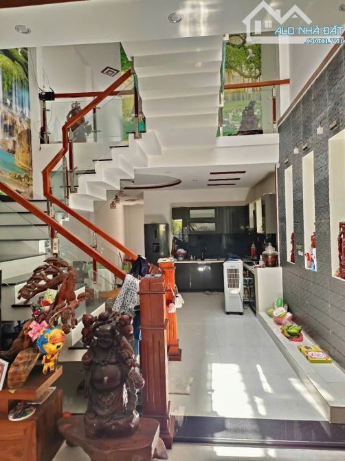 BÁN NHÀ 3 TẦNG ĐƯỜNG CHÍNH HỮU - VỊ TRÍ VIP GẦN BIỂN PHẠM VĂN ĐỒNG - GIÁ 13 TỶ - 2