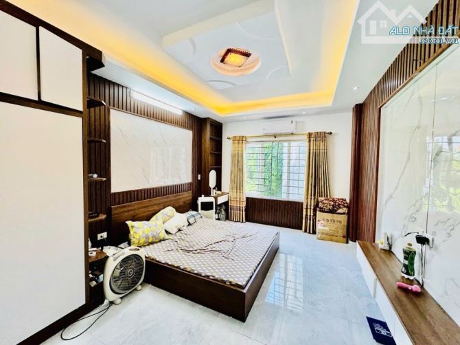 - Bán nhà Trần Cung, 10m ô tô, sát phố, nội thất xịn sò, 40m2, 8.4 tỷ. - 2