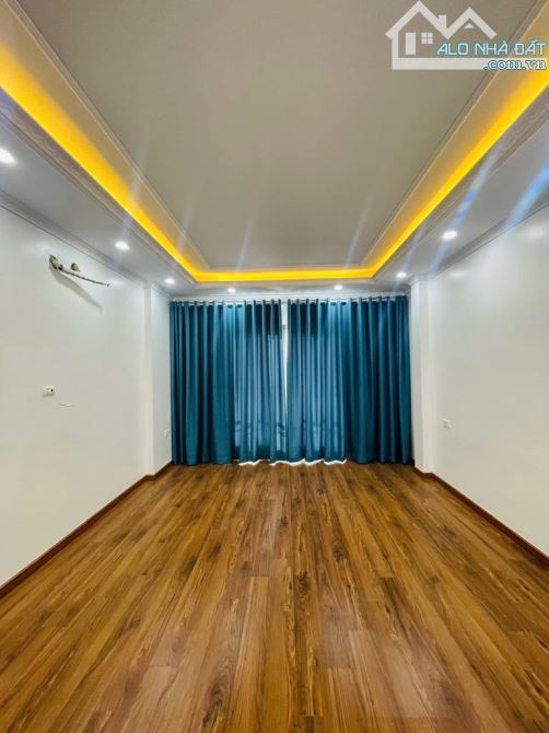- Bán nhà Trần Cung, 10m ô tô, sát phố, nội thất xịn sò, 42m2, 8.7 tỷ. - 2