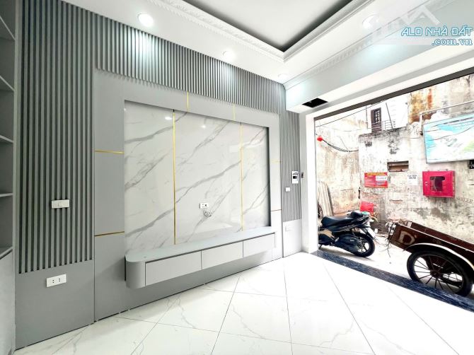 - Bán nhà Trần Cung, 10m ô tô, sát phố, nội thất xịn sò, 44m2, 9.1 tỷ. - 2
