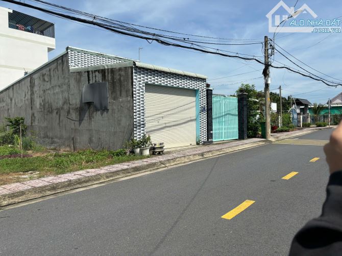 Bán ngộp lô góc 2 mặt tiền nhưa 211m2 đất trung tâm thị trấn Củ Chi (10mx20m) Giá 1ty3 - 2