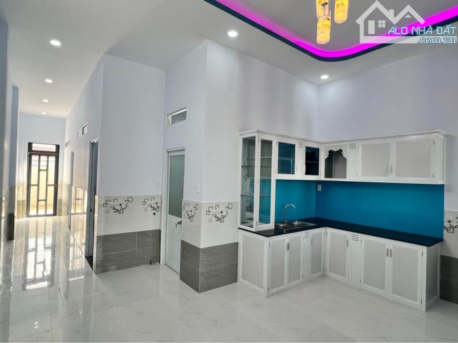 Bán nhà đẹp, sổ hồng riêng nằm ngay khu vực 5 Thị Trấn Đức Hòa, 5x15 (75m2), giá 1ty3, SHR - 2