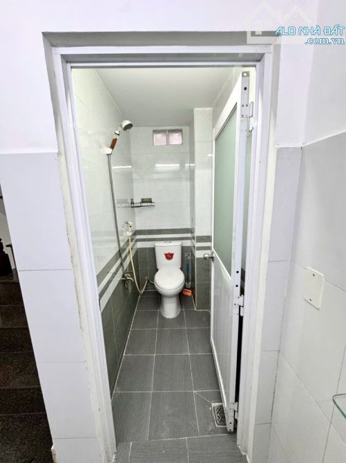 NGAY KHU VỰC CHUẨN ĐOÁN Y KHOA HÒA HẢO, NHÀ HẺM 3 TẦNG, GIÁ CHỈ 4,5 TỶ - 2