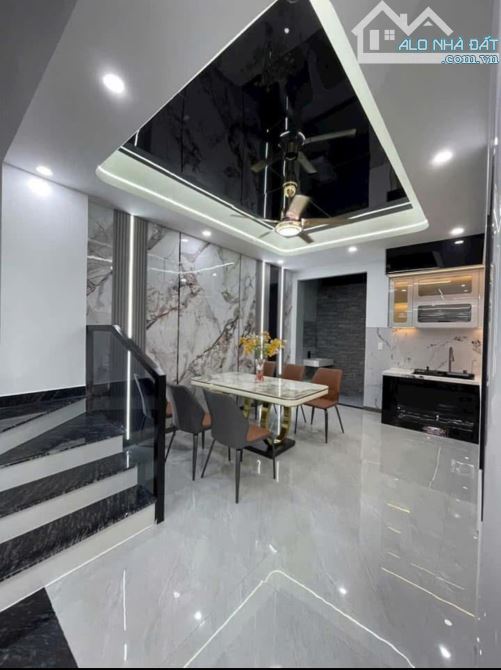 BÁN GẤP NHÀ TRONG THÁNG Đ.HUỲNH TỊNH CỦA,QUẬN 3. GIÁ 3TỶ910/60M2(4MX15M).SỔ SẠCH HOÀN CÔNG - 2