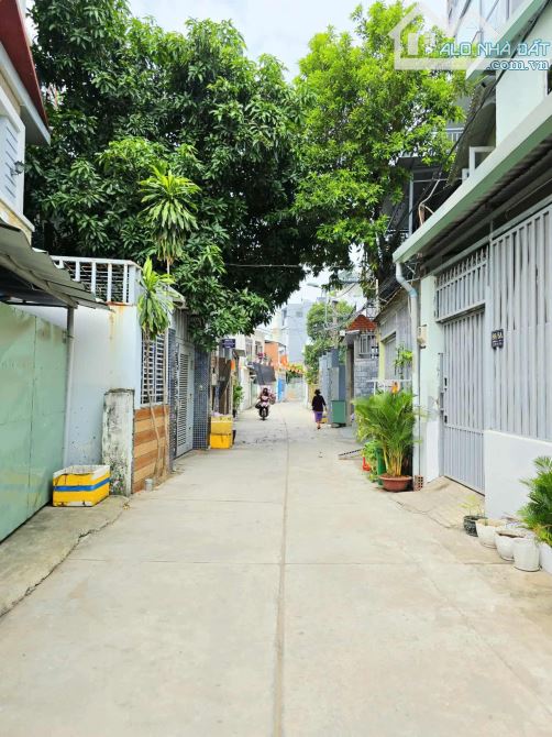 Bán 65m2 Đất tặng nhà C4 còn ở tốt, vị trí gần BV Lê Văn Thịnh, Q2 cũ - 2