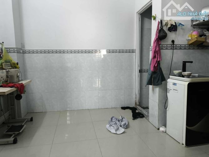 NHÀ 2 TẦNG BTCT SIÊU ĐẸP, 68M2, HẺM XE HƠI, GẦN CHỢ HÓC MÔN, ÔTÔ NGỦ TRONG SÂN, 3.95 TỶ TL - 2