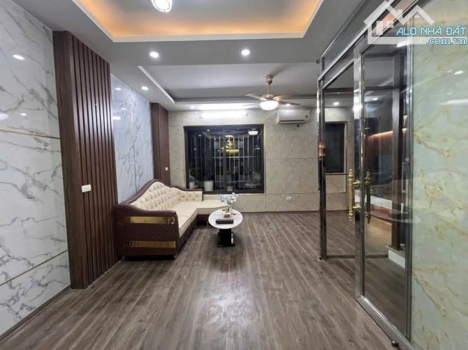 20M Ra Phố Hoàng Cầu, Ngõ Rộng Thoáng 40m2*5T Mt 4.8m Chào 9.2 Tỷ - 2