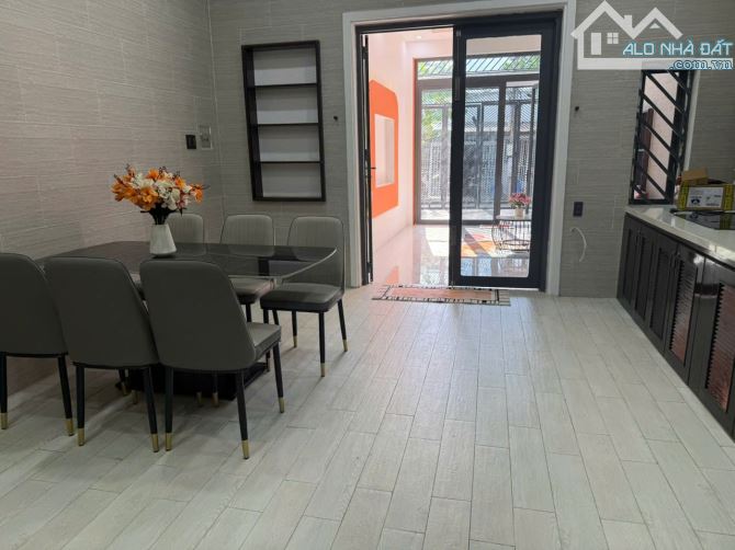 CHUYỂN NƠI Ở CẦN BÁN ĐẤT VÀ NHÀ MỚI 121M2, MẶT ĐƯỜNG NHỰA 5M, SỔ RIÊNG - GIÁ TL CHÍNH CHỦ - 2