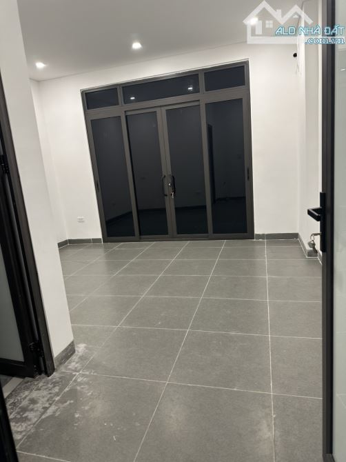 Cho thuê nhà ở Hồ Tùng Mâụ 45m2, 5 tầng, thông sàn, thang máy, mới tinh, oto đỗ. - 3