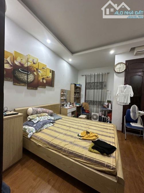 HOÀNG QUỐC VIỆT, CẦU GIẤY - 40M - 4 TẦNG - Ô TÔ ĐỖ CỬA - NGÕ THÔNG - GẦN PHỐ - Ở NGAY - 3