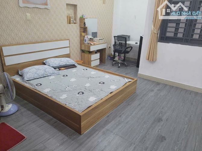 THƠM - 3 TẦNG - 70M2( 4 X 17.5 ) - HẺM TRƯỚC NHÀ 4M - GẦN MẶT TIỀN QUANG TRUNG - CHỈ 5.5 T - 3