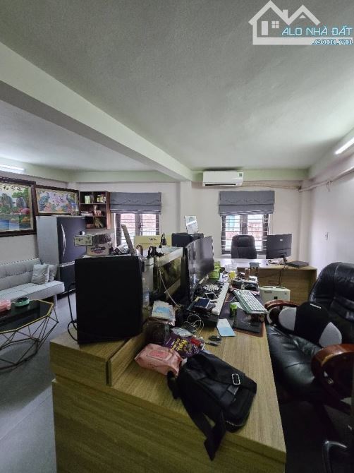 Siêu phẩm Long Biên, sát Vinhomes, ô tô vào nhà, cách ô tô tránh 20m, nhà 5 tầng, 40m2 - 3