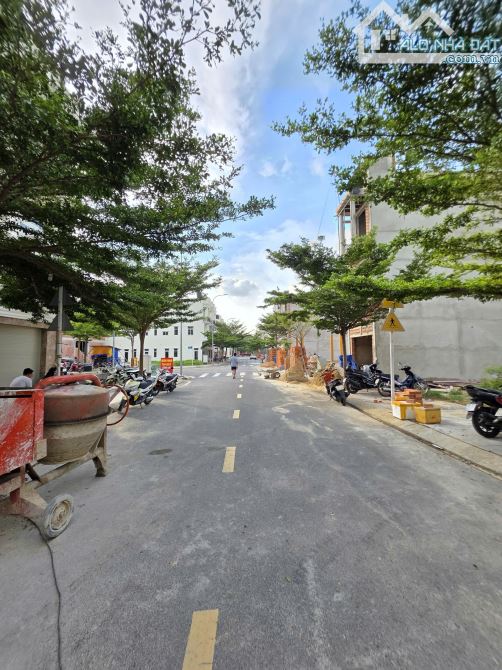 Bán nhà mới 1T2L 4x15m, đường D2 KDC Icon Central p.Tân Đông Hiệp, full nội thất - 3