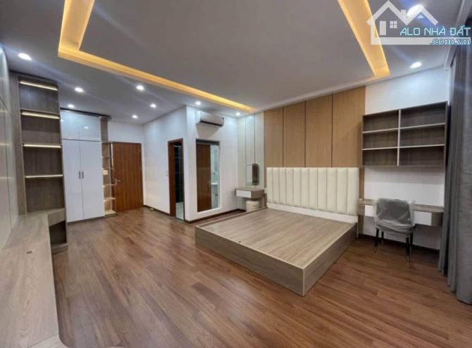 BÁN NHÀ MỚI 5 TẦNG – PHỐ LẠC LONG QUÂN – VÀI BƯỚC RA HỒ TÂY – KHU VỰC VIP- HƠN 8 TỶ