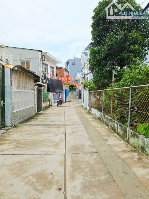 Bán 65m2 Đất tặng nhà C4 còn ở tốt, vị trí gần BV Lê Văn Thịnh, Q2 cũ - 3
