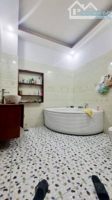 BÁN NHÀ HẺM XE TẢI NGAY KHU TÊN LỬA NỐI DÀI  - 4 TẦNG - NỘI THẤT FULL GỖ XỊN XÒ - 4 X 18 - - 3
