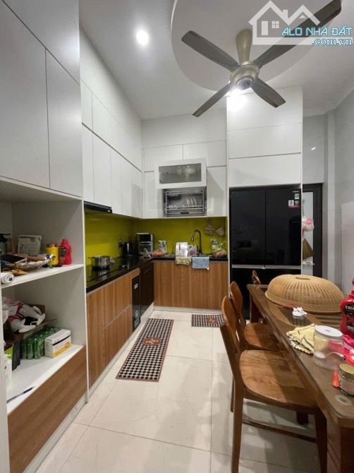 P/lô Nguyễn Viết Xuân 50m 4 tầng MT rộng giá 11 tỉ, ô tô đỗ cổng, hiếm nhà bán - 3