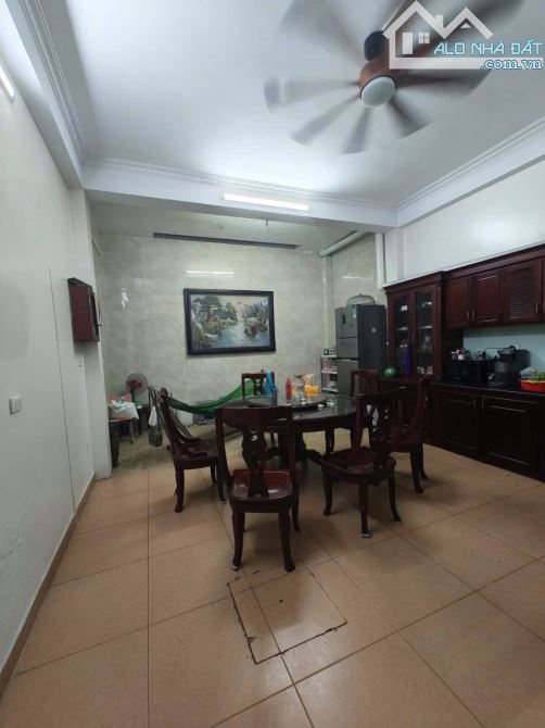 VĂN QUÁN - Q. HÀ ĐÔNG - 69M - 19 TỶ - PHÂN LÔ VIP - 3 Ô TÔ TRÁNH - VỈA HÈ RỘNG 2 BÊN - 3