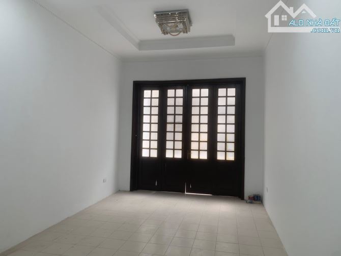 Bán nhà phân lô phố Kim Đồng – 50m² – 3 tầng – MT 4m - Vỉa hè - Ô tô – Giá 13.7 tỷ - 3