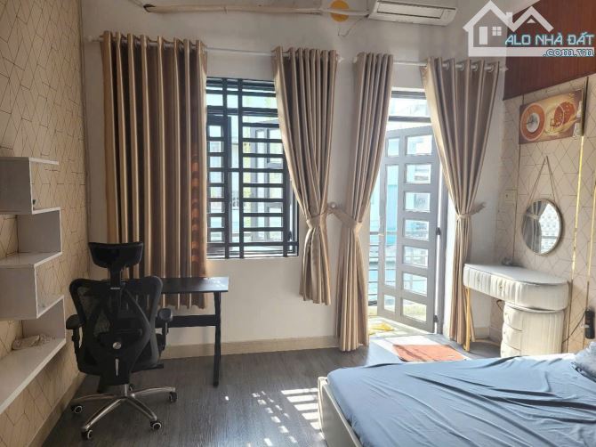THƠM - 3 TẦNG - 70M2( 4 X 17.5 ) - HẺM TRƯỚC NHÀ 4M - GẦN MẶT TIỀN QUANG TRUNG - CHỈ 5.5 T - 4