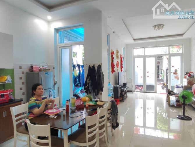 BIỆT THỰ 4 TẦNG KHU VILLA ANH ĐÀO NGAY CẠNH NGÃ TƯ GA QUẬN 12- Ngang Khủng 5,8x12 chỉ 6,3 - 4