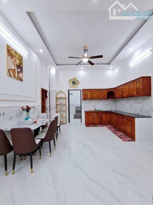 NHÀ ĐẸP - DT RẤT RỘNG - HOÀN CÔNG - 5 P. NGỦ - 4