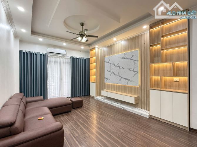 Bán nhà 5 tầng - kinh doanh đối diện kđt ParkCity. Dt: 50m2. Gía 15,8 tỷ có tl - 4