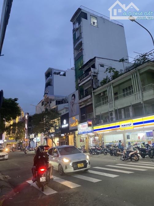 Nhà NGUYỄN THỊ MINH KHAI, gần Nguyễn Thiện Thuật, QUẬN 3, DT: 36m2,  5 TẦNG, GIÁ 5.X TỶ - 4