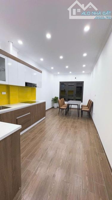 Nhà Đẹp Phố Đội Cấn -6 Tầng Thang Máy  4 Phòng Ngủ -full Công Năng - Ô tô Đỗ 10 m - 4