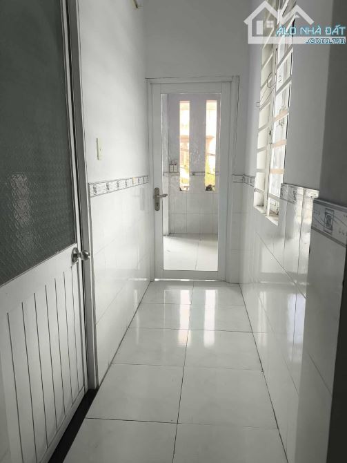 NHÀ 2 TẦNG BTCT SIÊU ĐẸP, 68M2, HẺM XE HƠI, GẦN CHỢ HÓC MÔN, ÔTÔ NGỦ TRONG SÂN, 3.95 TỶ TL - 4