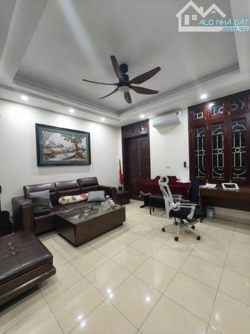 VĂN QUÁN - Q. HÀ ĐÔNG - 69M - 19 TỶ - PHÂN LÔ VIP - 3 Ô TÔ TRÁNH - VỈA HÈ RỘNG 2 BÊN - 4