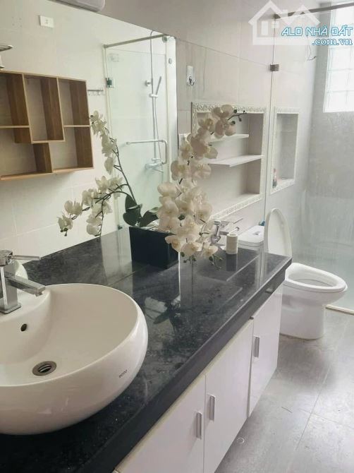 Bán tòa nhà vip, phố Liễu Giai. Dt 108m2, 7 tầng, mt 5.4m. - 5