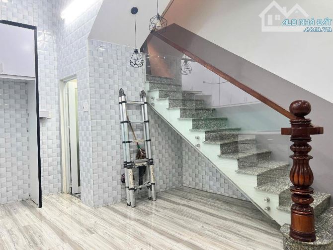 Nhà 3 tầng cực đẹp, gần ĐH Luật, 50m2, nhỉnh 5 tỉ - 5