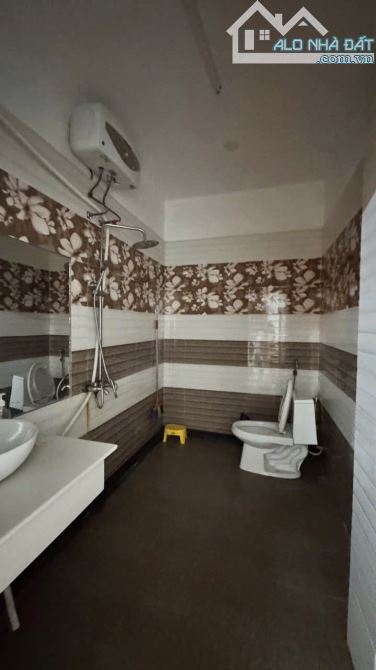 🔥 Nhà 4 tầng đường 7m5 Nguyễn Xí .  - Diện tích 100m2 ngang 5m  - Hướng tây nam - 5