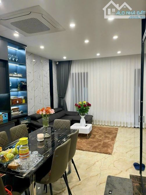 Bán nhà 6 tầng dân xây phường Việt Hưng, Vỉa hè oto tránh kinh doanh dt 65m mt 5.2m - 14.x - 5