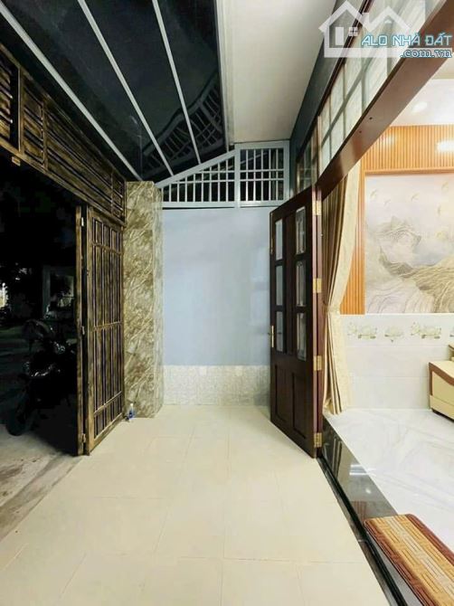 THƠM - 3 TẦNG - 70M2( 4 X 17.5 ) - HẺM TRƯỚC NHÀ 4M - GẦN MẶT TIỀN QUANG TRUNG - CHỈ 5.5 T - 6
