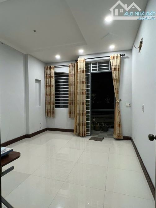 NHÀ SẠCH SẼ 2 LẦU + SÂN THƯỢNG THOÁNG MÁT 4PN 3WC HẺM LÊ HOÀNG PHÁI - 6