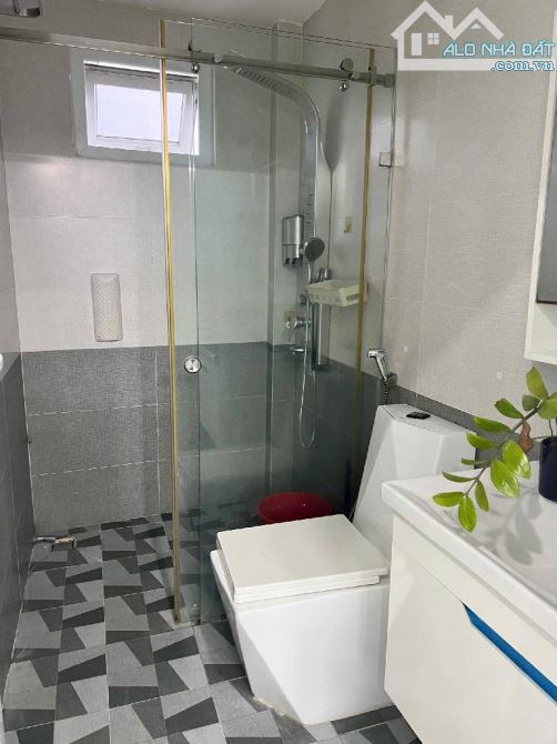 Nhà 3 tầng cực đẹp, gần ĐH Luật, 50m2, nhỉnh 5 tỉ - 6