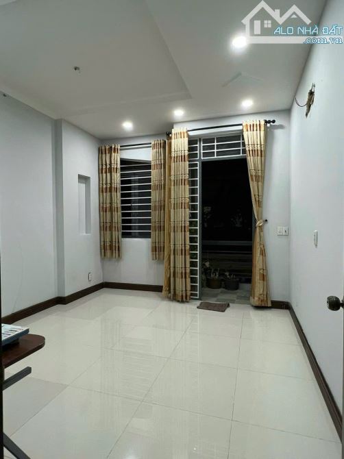 NHÀ SẠCH SẼ 2 LẦU + SÂN THƯỢNG THOÁNG MÁT 4PN 3WC HẺM LÊ HOÀNG PHÁI - 7