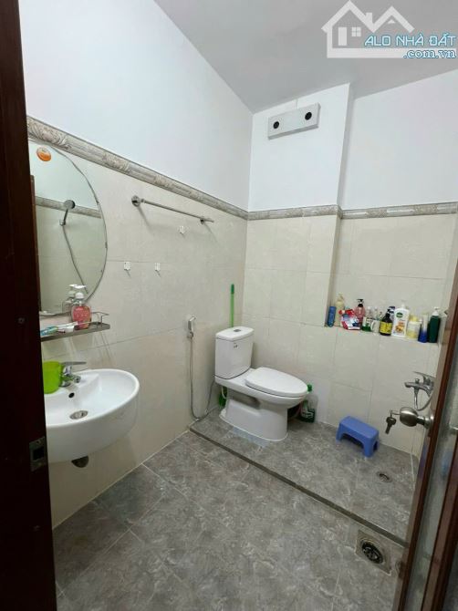 NHÀ SẠCH SẼ 2 LẦU + SÂN THƯỢNG THOÁNG MÁT 4PN 3WC HẺM LÊ HOÀNG PHÁI - 9