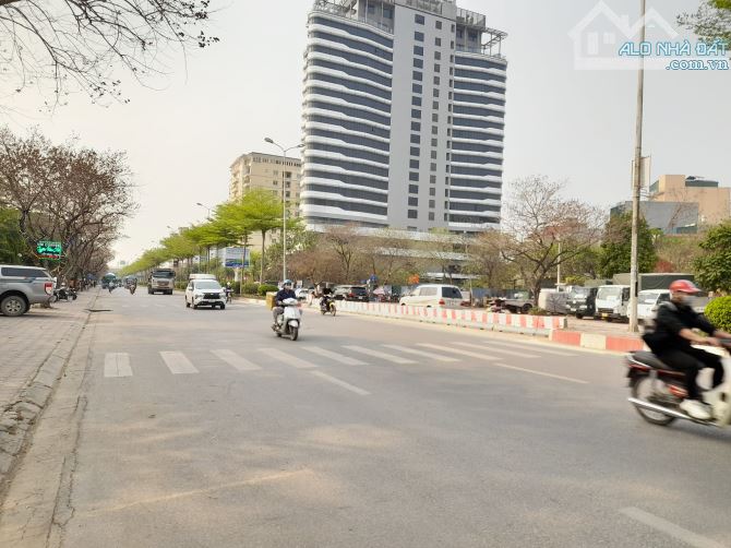 Bán nhà phố Đỗ Nhuận - Đường 4 Làn Ô tô tránh - DT 295m2 - MT 20m - Giá sắt ra miếng 83 tỷ