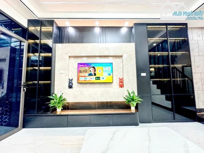 BÁN NHÀ HỒNG TIẾN, Ô TÔ ĐỖ CỬA, CÁCH MẶT PHỐ 10M, NGÕ THÔNG, DT40m2, 4 tầng