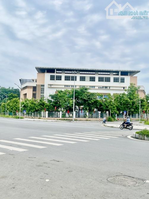 CƠ HỘI ĐẦU TƯ-MẶT NGÕ THÔNG-Ô TÔ ĐỖ CỬA -MẶT TIỀN GẦN 5 M-DÂN XÂY- CHỈ NHỈNH 7 TỶ SỞ HỮU 3