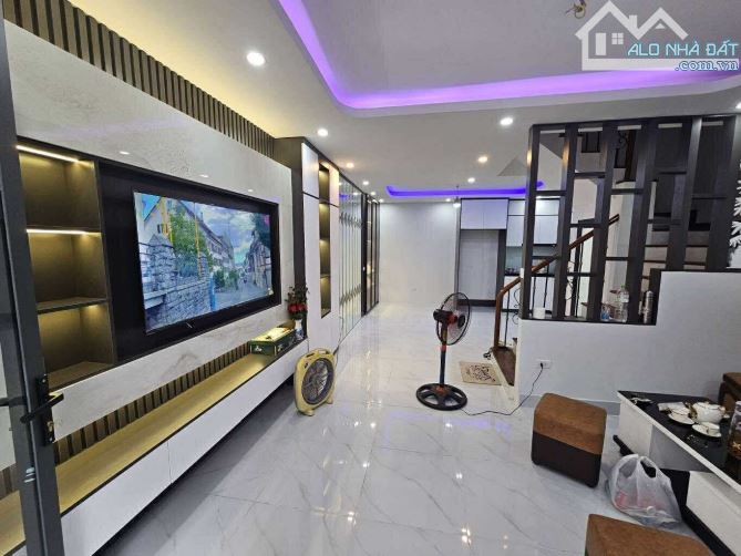Mặt ngõ Trung Phụng , 51m2 , mt4,6 , ngõ nông , sát phố , full nội thất