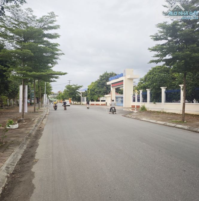 Bán đất đấu giá Đông Mỹ, Thanh Trì, 77m2, vỉa hè, thông, ô tô tránh, giá hơn 9 tỷ