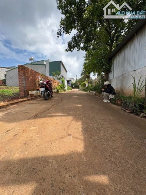 BÁN LÔ ĐẤT SIÊU TO – SÁT CỔNG SAU ĐẠI HỌC TÂY NGUYÊN  4 tỷ 5 
Vị trí cực kỳ đắt giá –