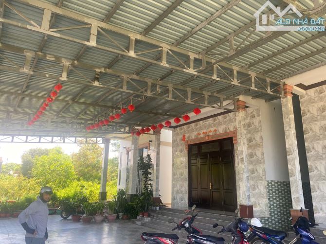 Bán căn nhà đẹp 1 trệt 1 tum mặt tiền đường nhựa xã Hồ Tràm, tp Hồ Chí Minh