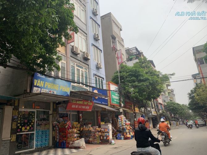 Bán đất tặng nhà mặt phố Phú Diễn 102m2, 2 mặt thoáng, vỉa hè kinh doanh, giá 25 tỷ.