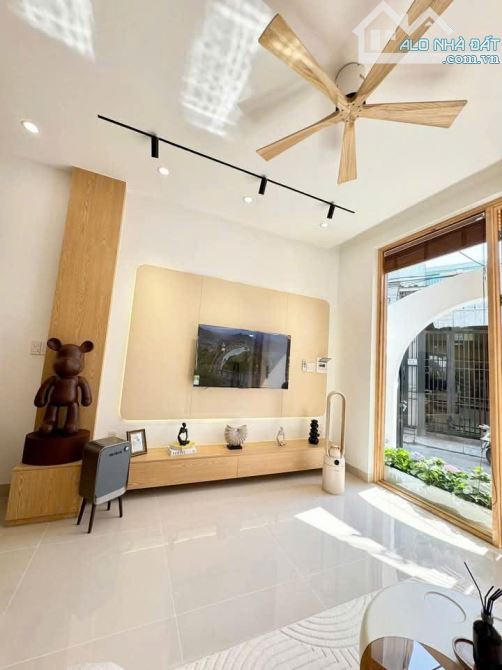 nhà 3 mê suốt bên hông trường đại học sư phạm đà nẵng ô tô đậu đổ trong nhà giá cc