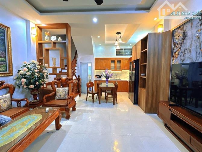 - Bán nhà Trần Cung, 10m ô tô, sát phố, nội thất xịn sò, 42m2, 9.4 tỷ.